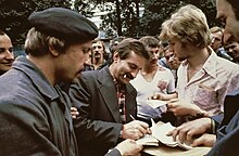 Lech Wałęsa signe des autographes pendant la grève du chantier naval de Gdańsk (1980).