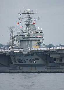 Port de San Diego en Californie, le 2 mai 2003 : arborant son fanion Homeward Bound et affichant une bannière « Mission accomplie », le porte-avions USS Abraham Lincoln fait escale avant de revenir à son port d'attache d'Everett, État de Washington, à la suite d'un déploiement d'environ 10 mois en support des opérations « Liberté immuable » et « Liberté irakienne » .