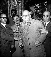 Procès de Mohammad Mossadegh, premier ministre iranien renversé avec le concours du SIS en 1953.