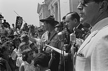 Manifestations des partisans de la ségrégation raciale à Little Rock en 1959, à l'écoute d'un discours du gouverneur Orval Faubus protestant contre l'intégration de neuf élèves noirs au lycée central de la ville.