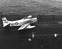 Un AD Skyraider au catapultage de l'USS Constellation aux premiers jours du conflit (10 septembre 1964).