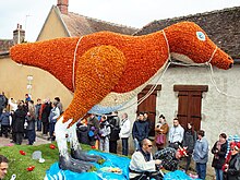 Créature bipède composée de fleurs de couleurs oranges. Il se tient sur ses pattes arrières, a un corps fuselé, et est harnaché pour être chevauché.