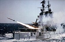 Le cuirassé USS Mississippi servant de bâtiment d'essai sous l'immatriculation AG-128, tirant un missile SAM-N-7 Terrier entre 1953 et 1955.