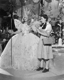 Dorothy Gale ( Judy Garland , à droite) avec Glinda, la bonne sorcière du Nord ( Billie Burke ) dans le film Le Magicien d'Oz de 1939