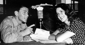 À la radio avec l'actrice italienne Alida Valli (Seconde Guerre mondiale)