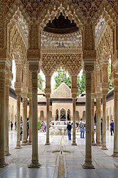 Les colonnades de la cour des Lions des palais nasrides de l'Alhambra à Grenade