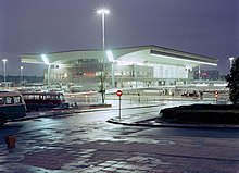 Gare centrale de Varsovie (1975). Les trains PKP Intercity circulent à une vitesse de 200 km/h de Varsovie à Cracovie depuis 2014.