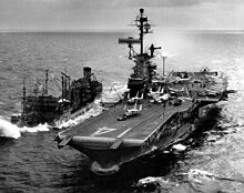 L'USS Ticonderoga se ravitaillant en mer au large du Viêt Nam.
