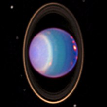 Image en infrarouge montrant Uranus et ses structures nuageuses apparaissant rouges.