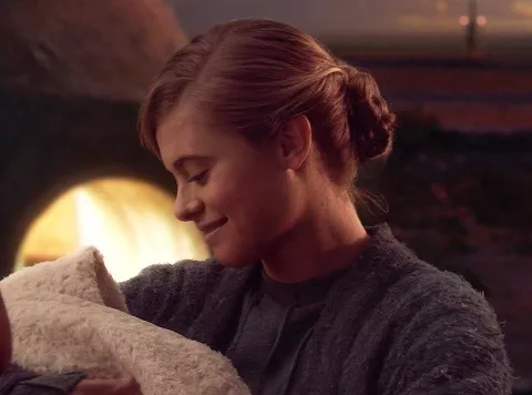 Beru Lars Whitesun - Beru Lars était une fermière vivant sur Tatooïne. Elle éleva son neveu Luke Skywalker en compagnie de son époux Owen Lars.