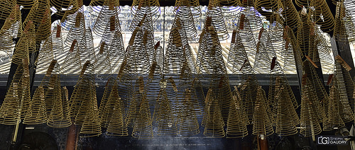 Spirales d'encens au plafond du temple