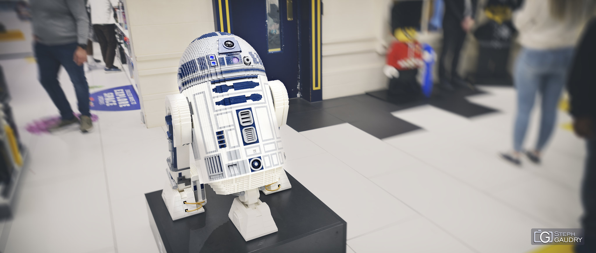 R2-D2 @ London Lego Store [Cliquez pour lancer le diaporama]