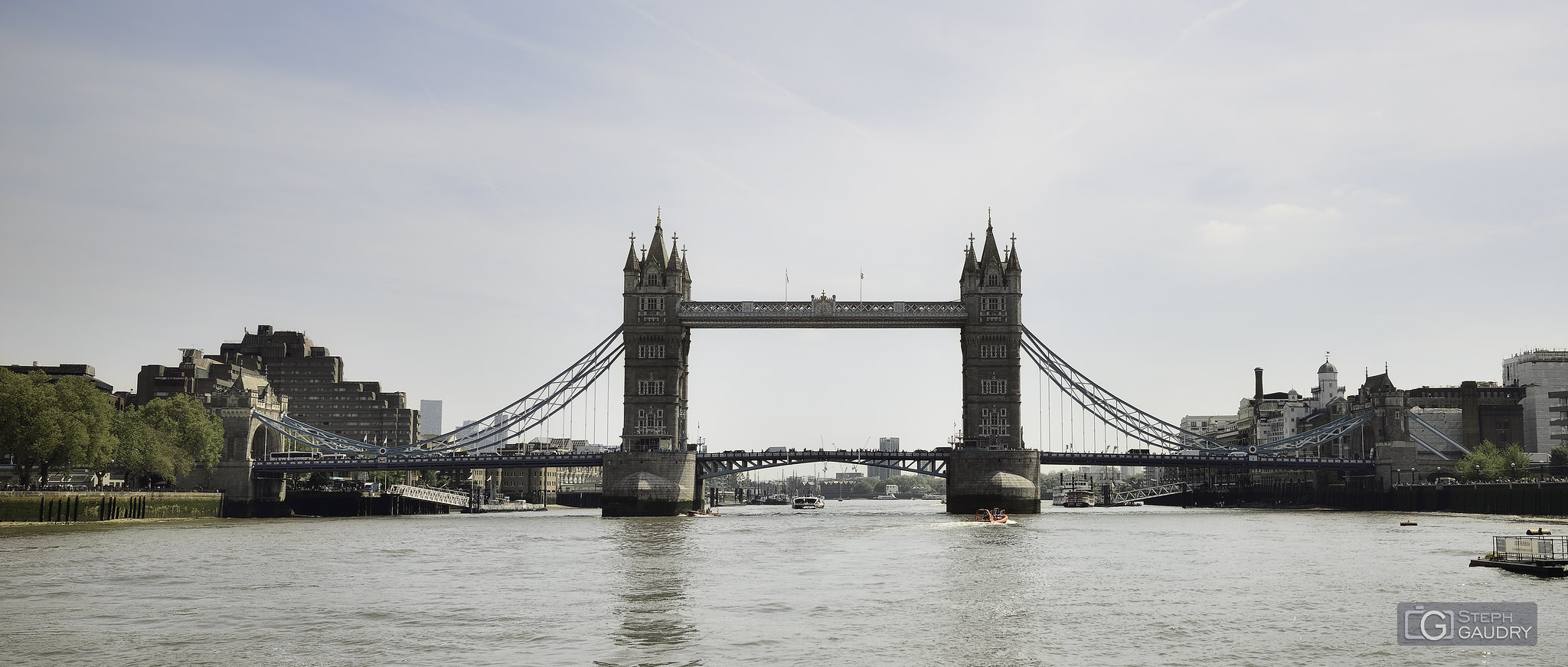 London tower bridge - from the Thames [Cliquez pour lancer le diaporama]