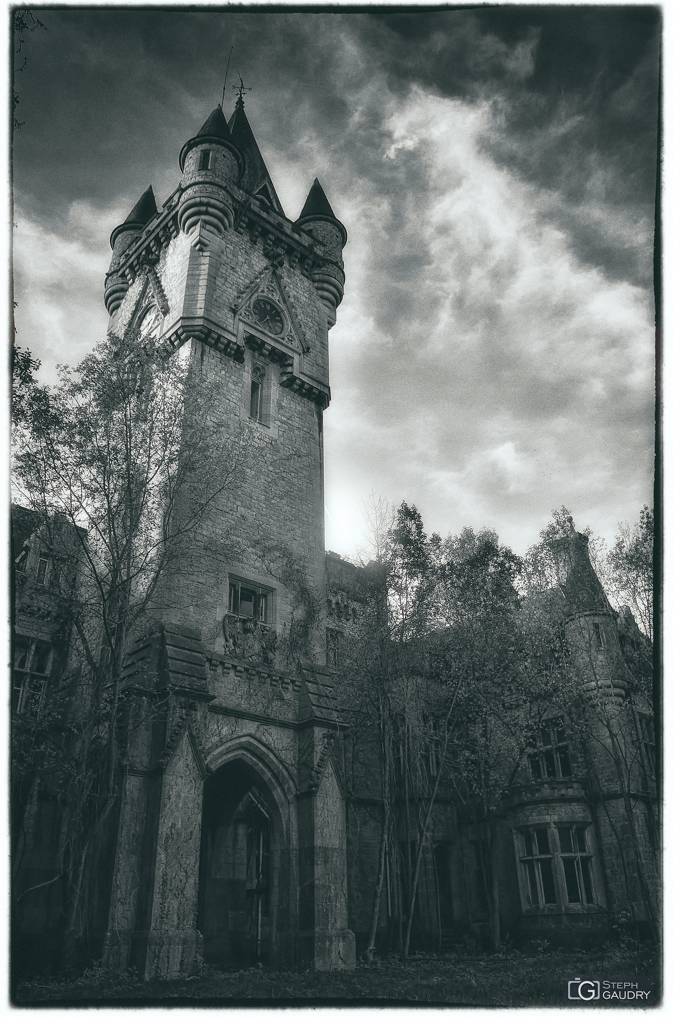 Photo vintage de la tour de l'horloge du château de Noisy [Click to start slideshow]