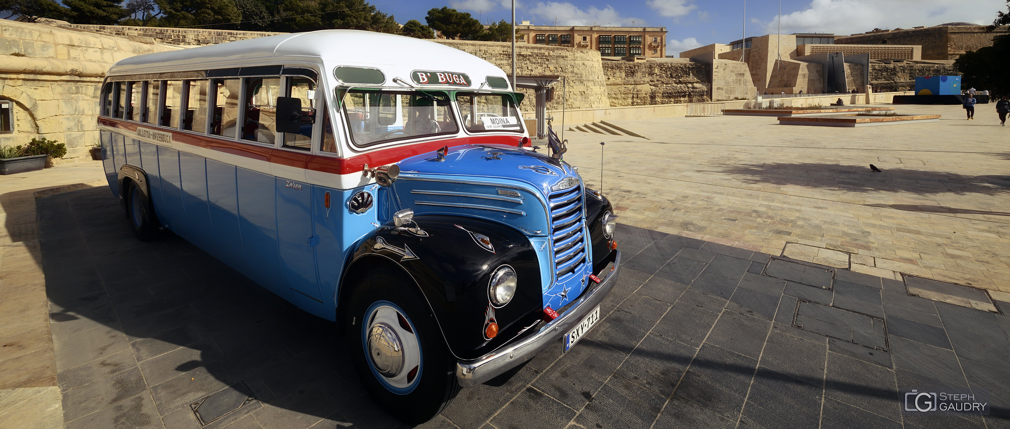 Vieux bus à Malte [Cliquez pour lancer le diaporama]