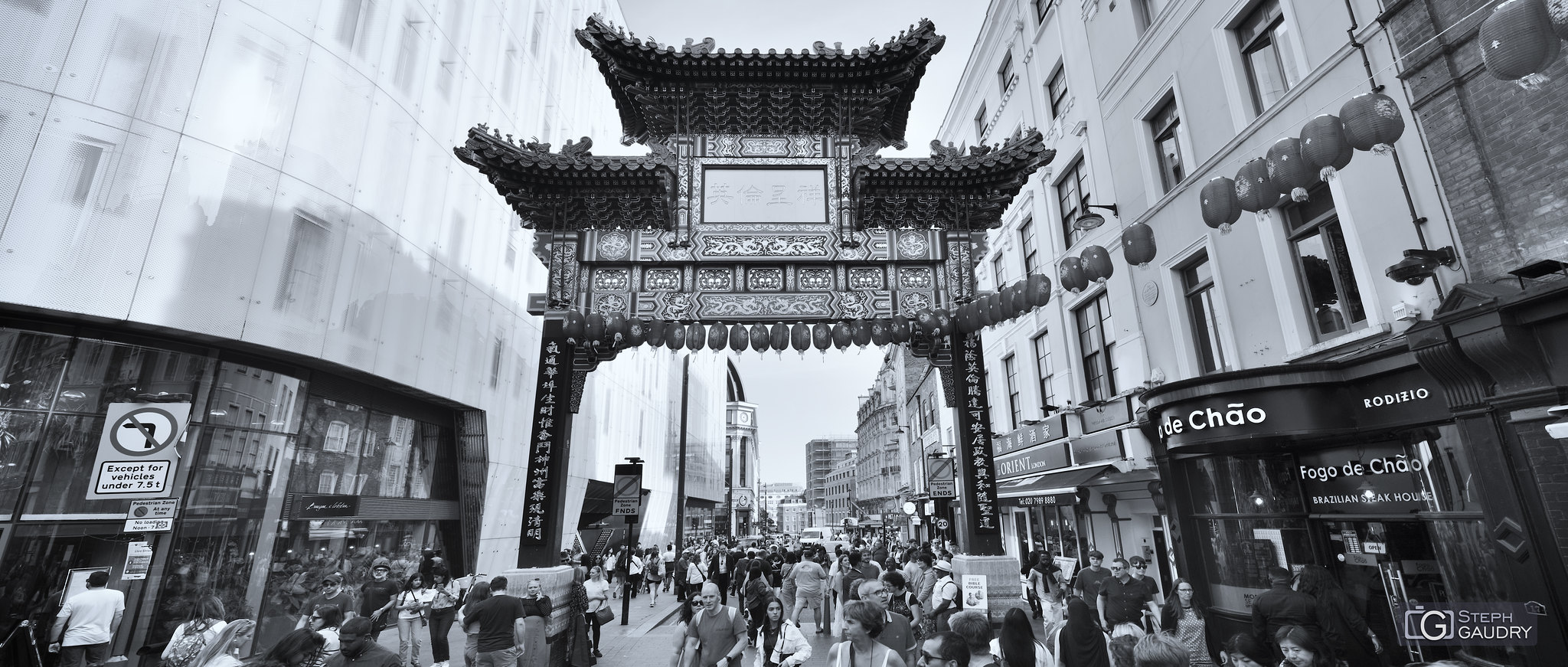 Chinatown Gate (BW) [Klik om de diavoorstelling te starten]